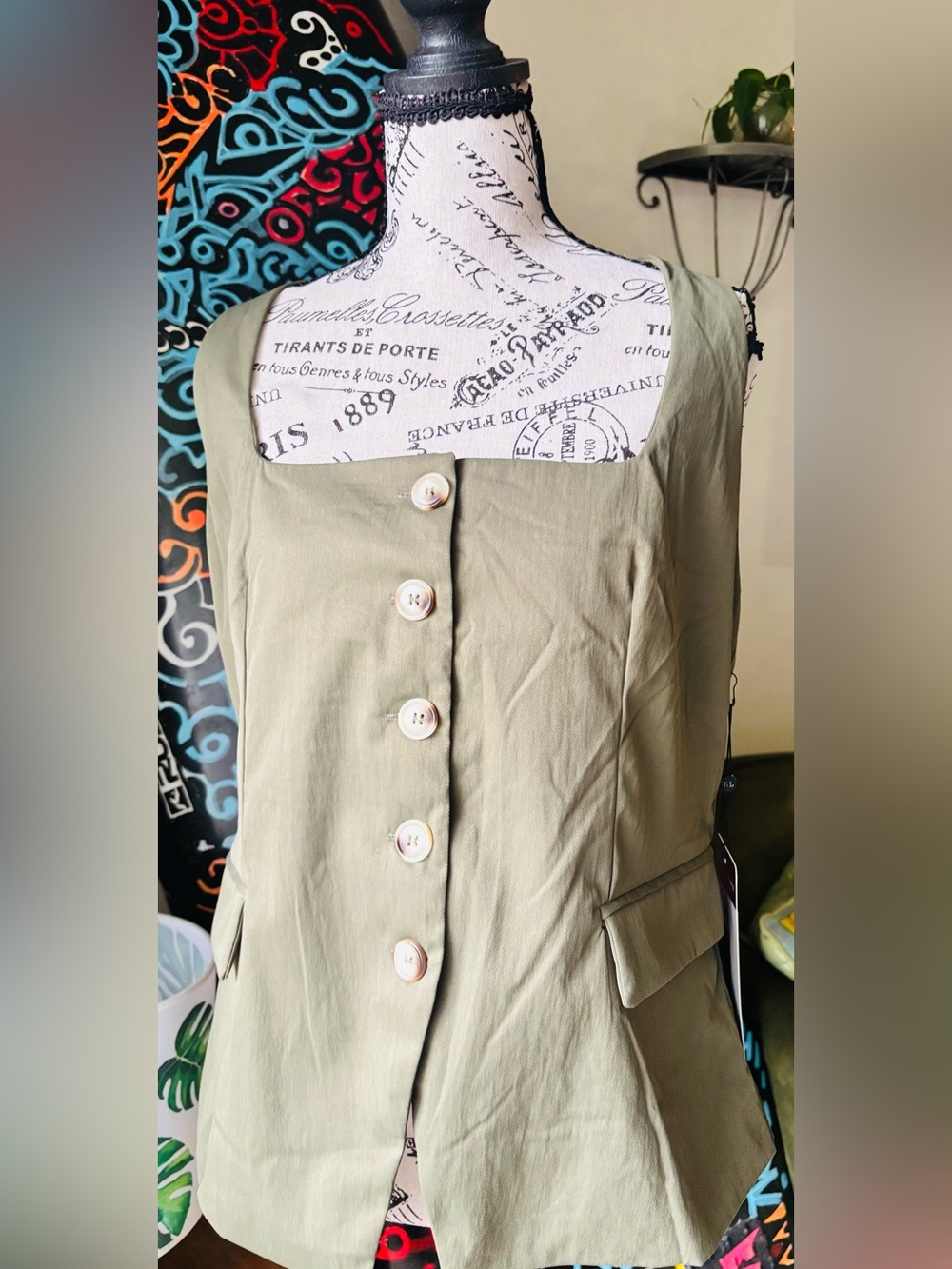 Sleeveless Button-Front Women’s Top in Olive size XL juniors